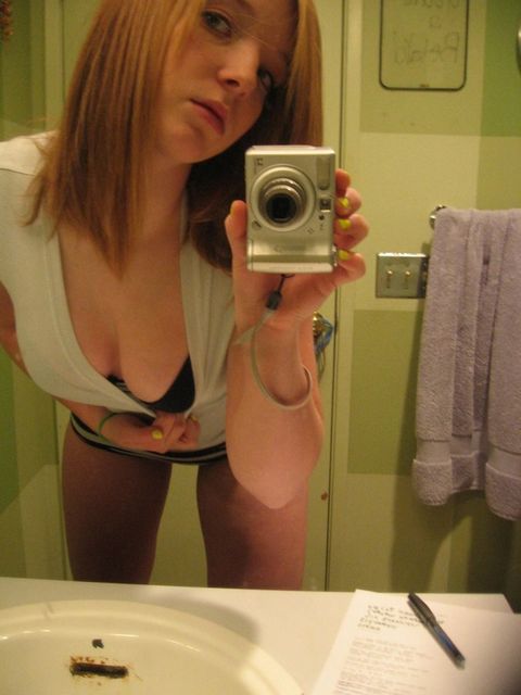 Клубничка от молодой тупой модели около зеркала в ванной