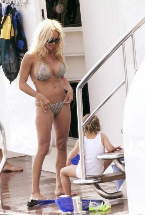 Стройная светлая модель с большим бюстом Pamela Anderson
