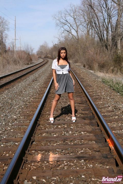 Приятная латиночка Briana Lee снимается в сексапильном платье на железнодорожных рельсах