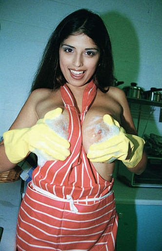 Игривая домработница Kerry Marie в желтых перчатках выставляет напоказ свои громадные буфера и киску
